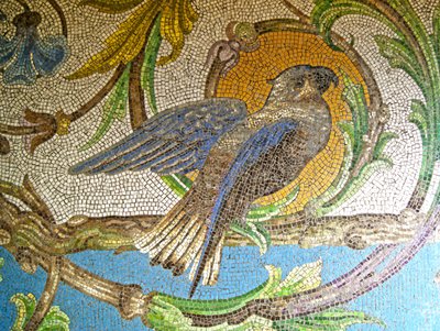(dettaglio) di un pavimento piastrellato raffigurante un pappagallo, Sintra, Portogallo c.1908 (mosaico) da Unknown